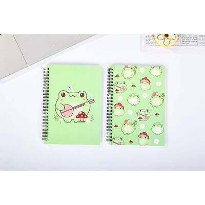 ब्लैक स्पाइरल हार्डकवर नोटबुक में स्पाइरल बाइंडिंग टिकाऊ हार्डकवर है जो कलाकारों के स्केचिंग और नोट लेने के लिए आदर्श है